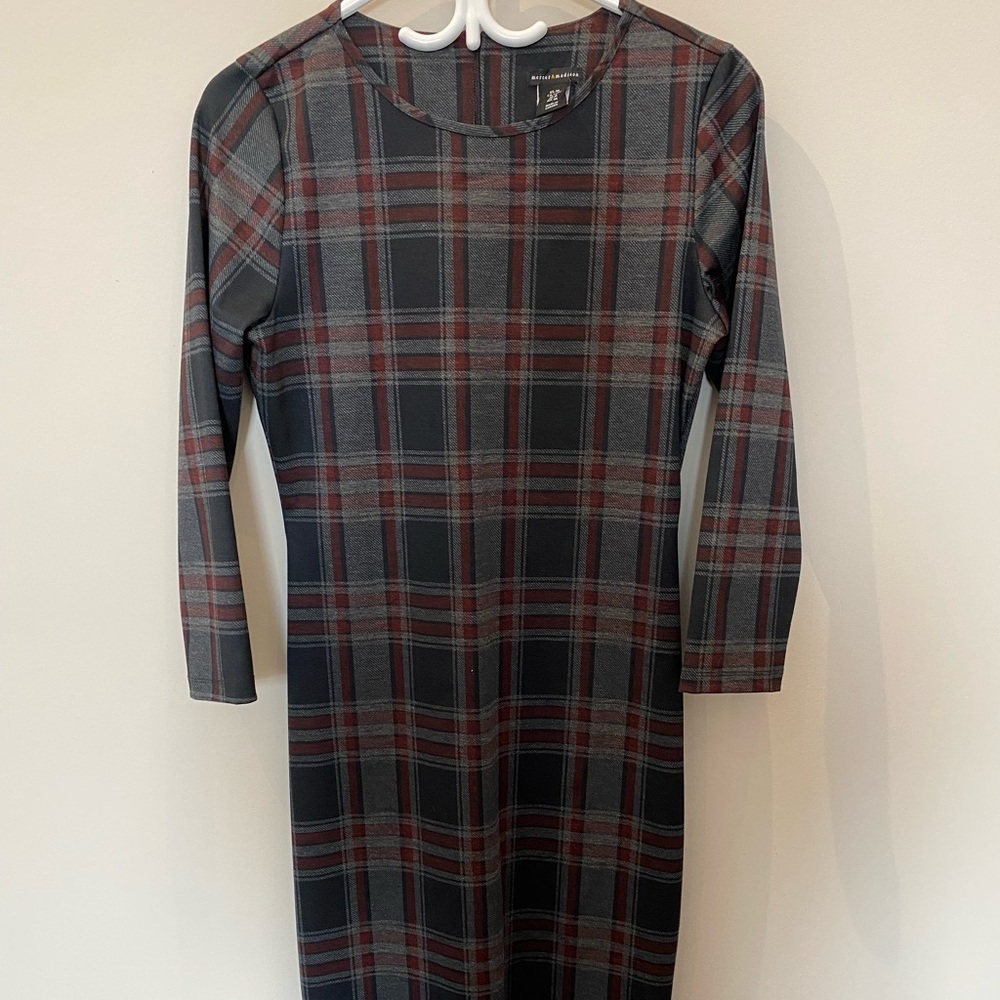 Pencil dress in plaid.